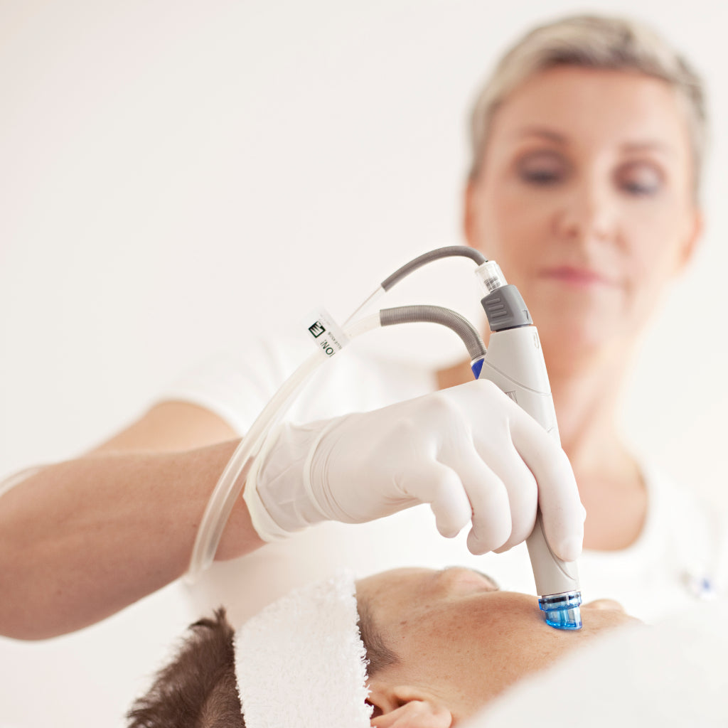 HydraFacial on ihonhoitomaailmaa mullistava, markkinoiden edistynein ihonhoitoteknologia, jossa iho puhdistetaan, kuoritaan, ihohuokoset tyhjennetään ja tehoaineet syötetään syvälle ihoon kivuttomasti.