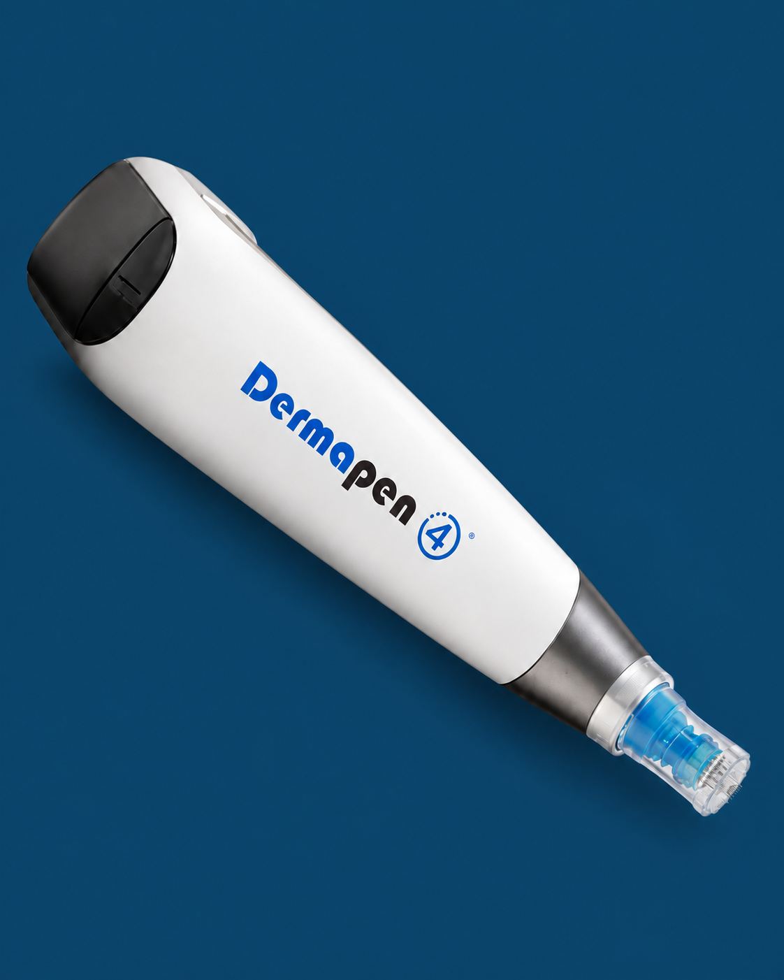 Dermapen 4 schräg vor Kuulas-blauem Hintergrund