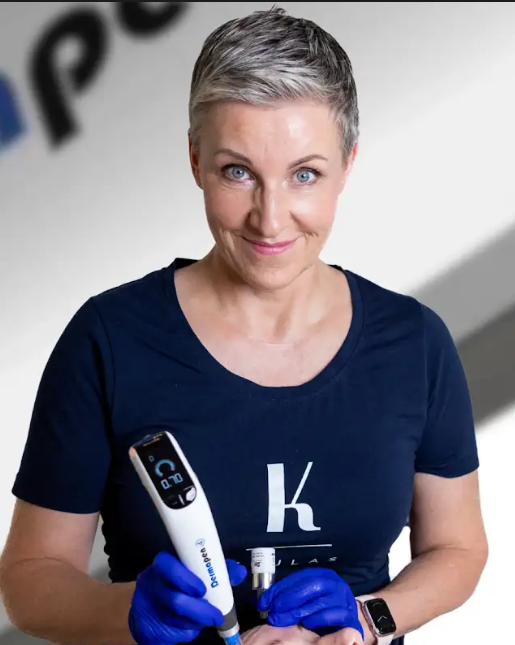 Kuulas-Behandlerin mit dem Dermapen 4