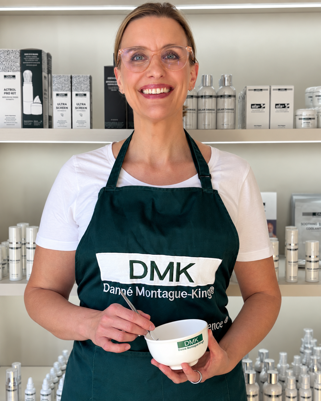 Jessica Delst bereitet eine DMK-Behandlung bei Hoitola Kuulas vor