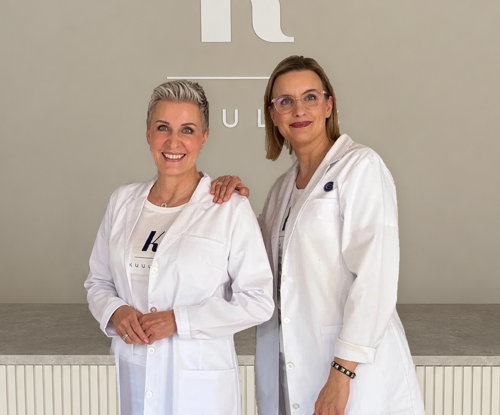 Kuulaksen kaksi ihonhoidon ammattilaista hoitolassa.
